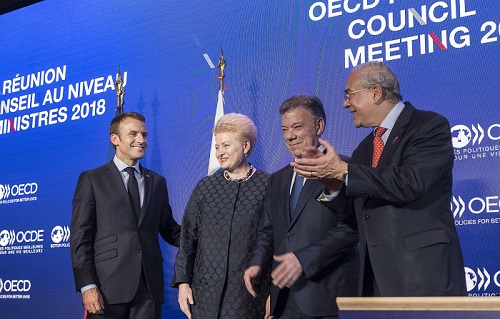French President Emmanuel Macron and OECD Secretary-General Angel Gurría congratulate President Dalia Grybauskaitė of Lithuania and President Juan Manual Santos of Colombia after the signing of Accession Agreements for the two countries to join the OECD.