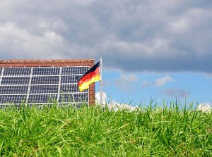 German solar panels and flag ©iStockphoto/Thinkstock